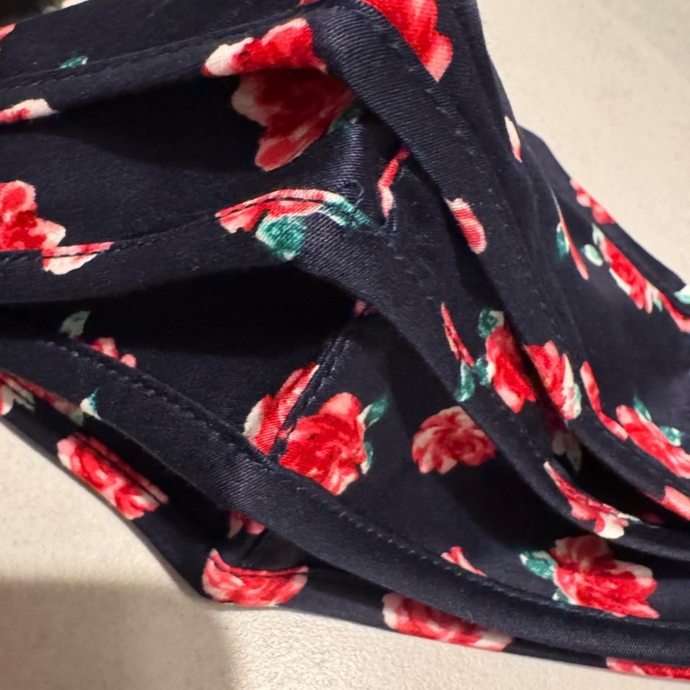 Jaanuu Floral Red and Green Patterned Fabric